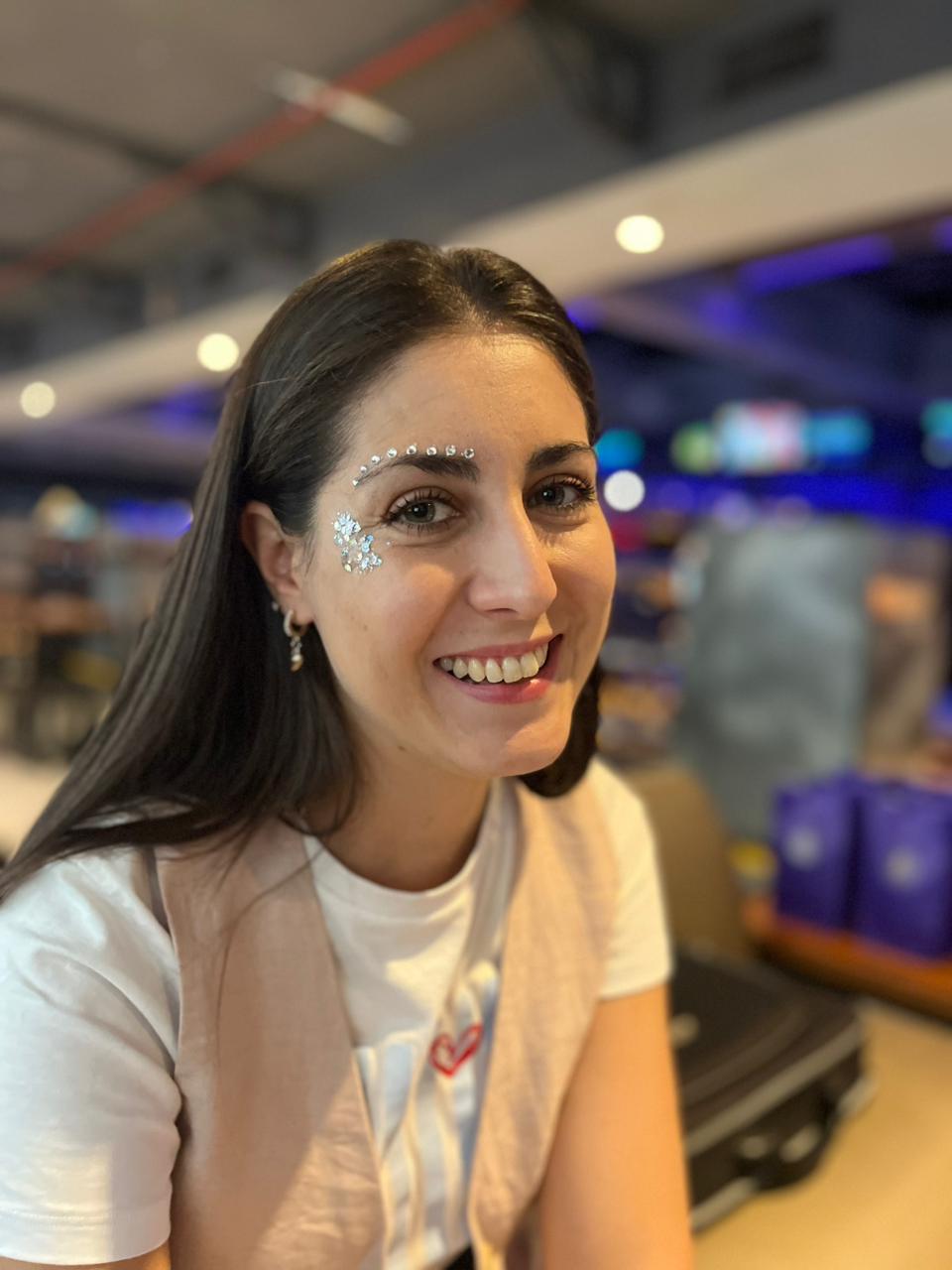 Detalle de maquillaje artístico con glitter y brillos