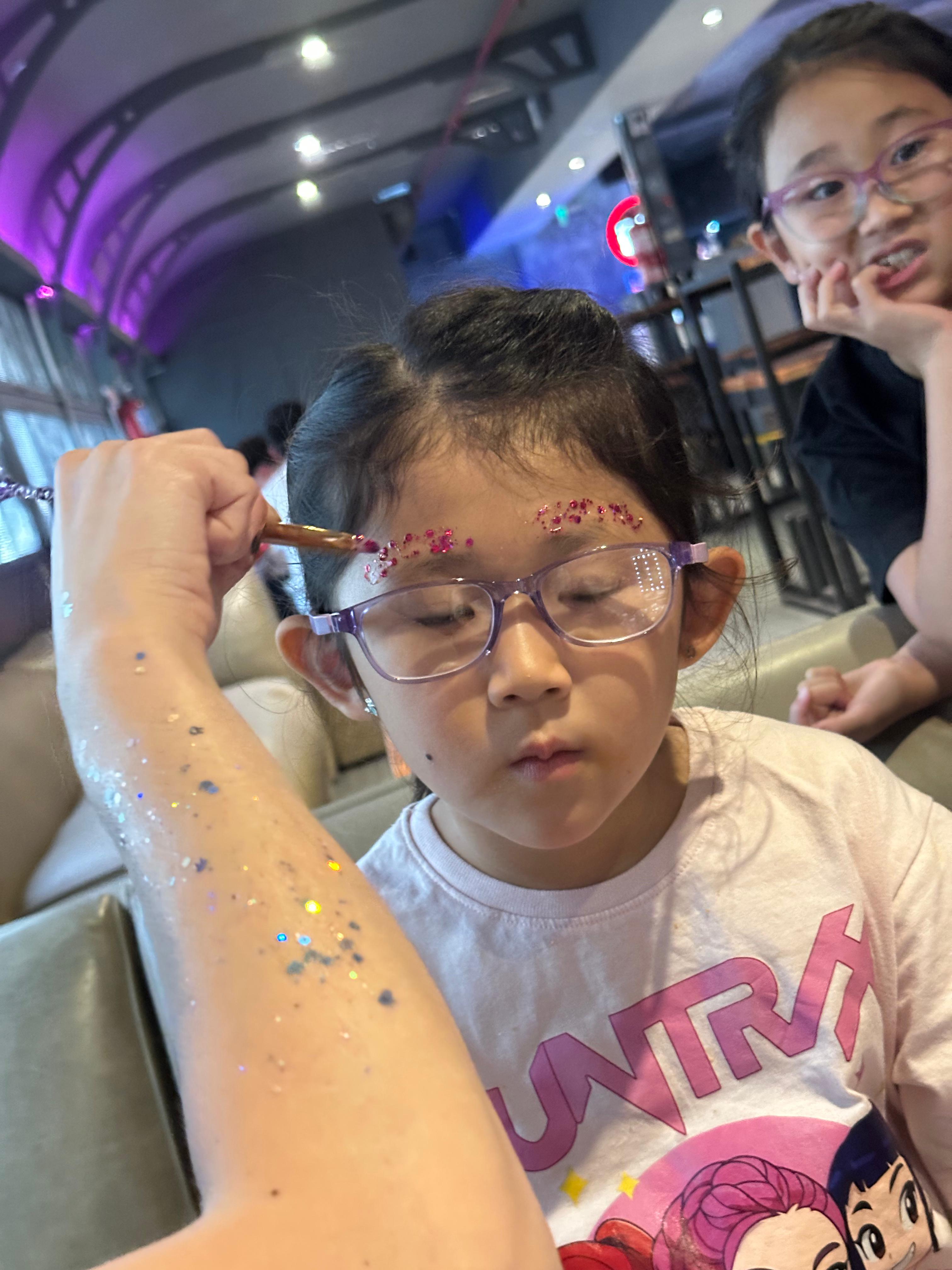 Maquillaje con glitter ideal para fiesta de 15 años