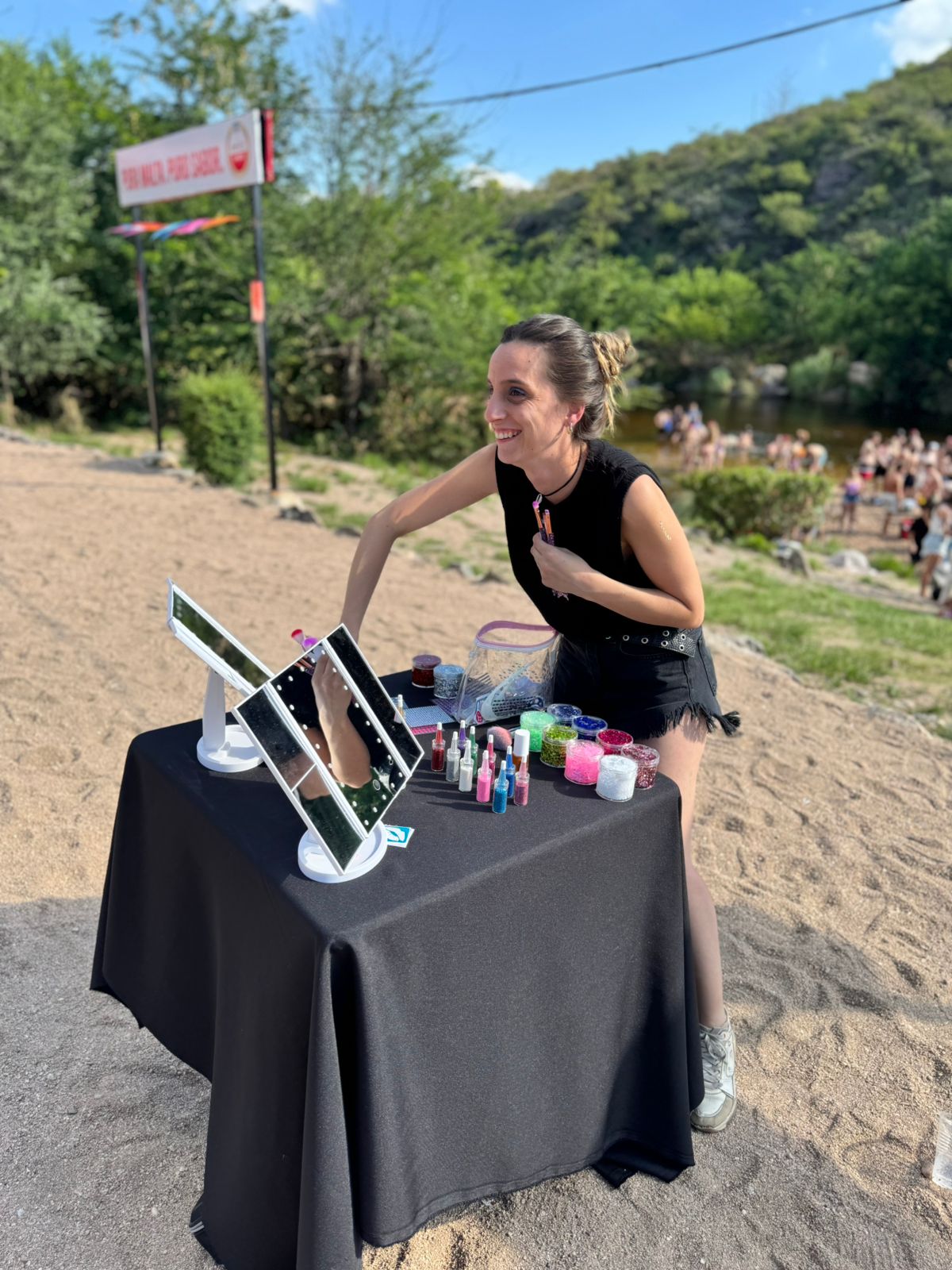 Glitter facial y gemas brillantes en maquillaje de fiesta