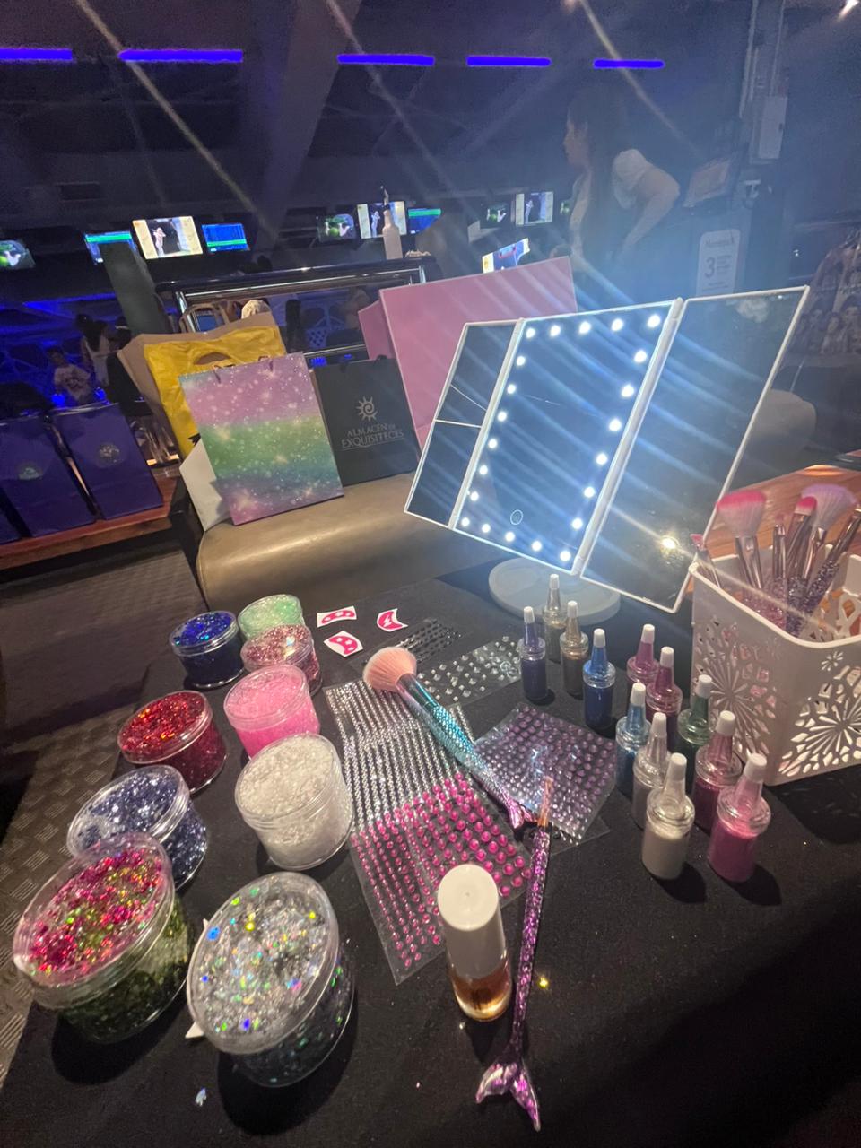 Maquillaje artístico profesional con brillos faciales