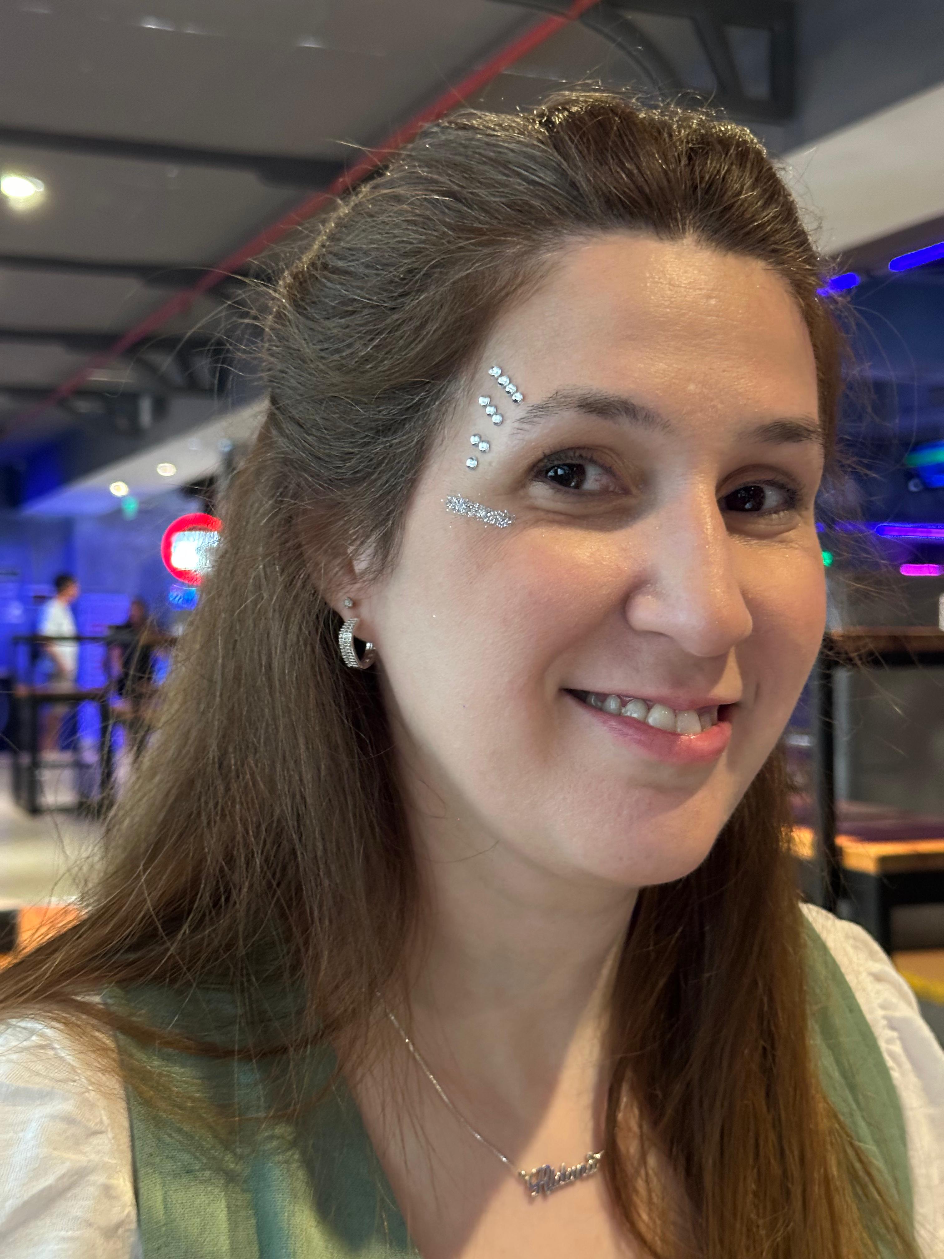 Diseño de maquillaje de fantasía con tonos neón